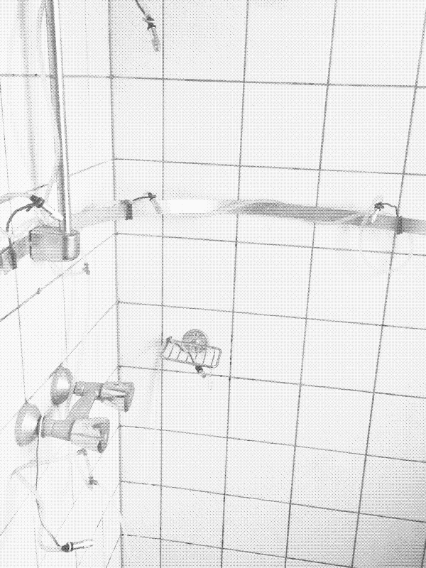 Eine 6-Düsen-Nebeldusche im Badezimmer des Designers Jonas Görgen. Bild: Jonas Görgen.