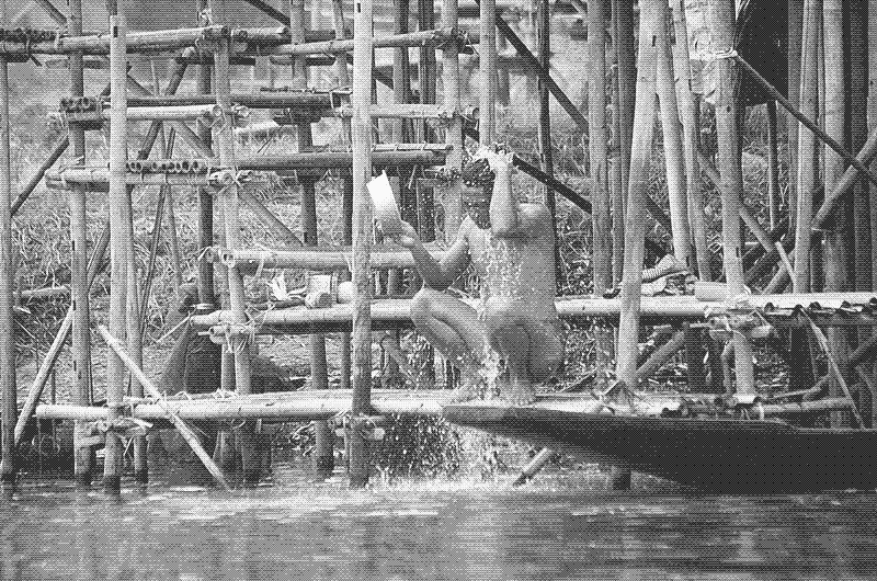 Die ursprüngliche, vom Mensch erfundene Dusche. Den Eimer Wasser über seinen eigenen (oder jemand anderes) Körper gießen. Bild: Daniel Julie (CC-BY-2.0).