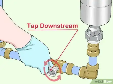 Image titled Replace a Trojan Uvmax Ultraviolet Lamp Step 1