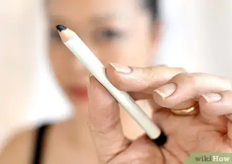 Image titled Apply Eyeliner to the Bottom Lid Step 2