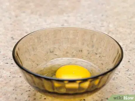 Image titled Freeze Eggs Step 1