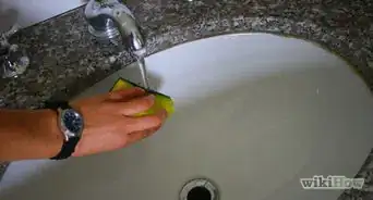 Clean a Bathroom Using Natural Products