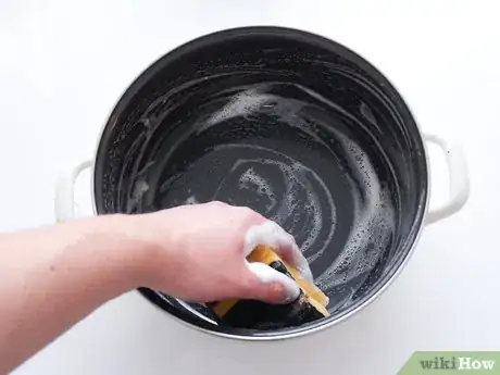 Image titled Clean a Dutch Oven Step 1