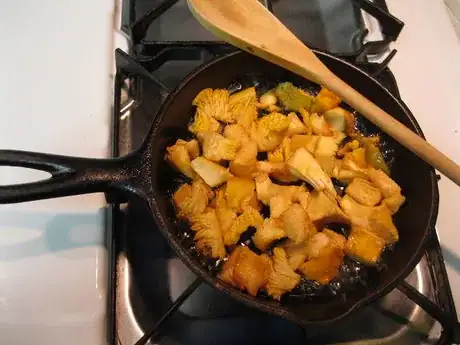 Image titled How to Dry Saute Mushrooms step3.JPG