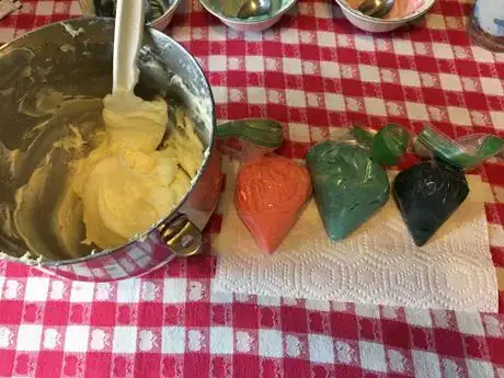 Image titled Cat_Themed_Cupcakes_FrostingBags.jpeg