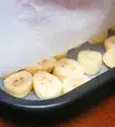 Keep Sliced Bananas from Discoloring