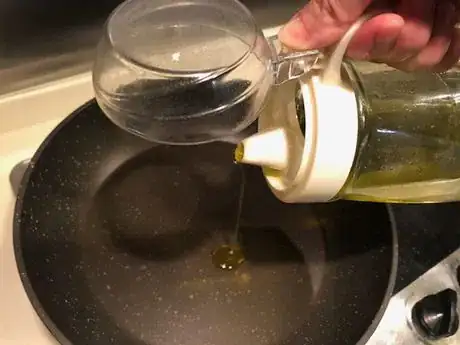Image titled Oilingandbrushingthepan.jpeg