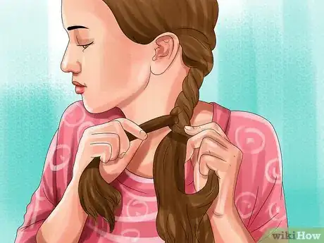 Image titled Razor Cut Your Own Hair Step 4