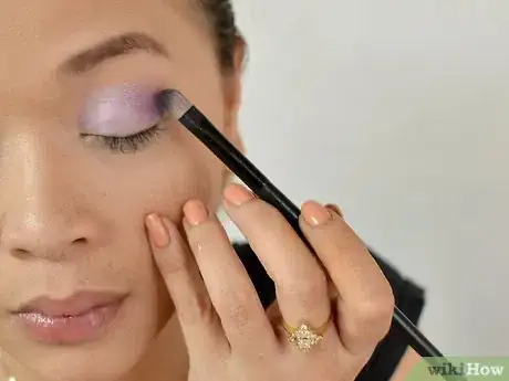 Image titled Blend Eyeshadow Step 3