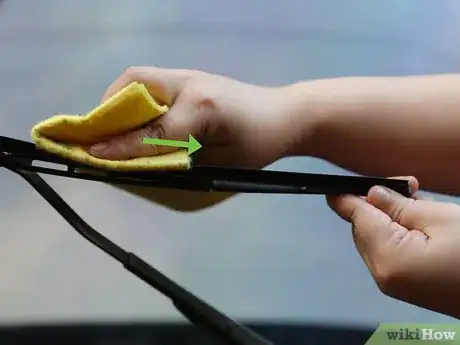 Image titled Remove Windshield Streaking Step 8