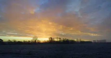 Image titled Shot at 100 ISO on a Canon D30. The area below the horizon is underexposed, but the highlights in the sky have been preserved.