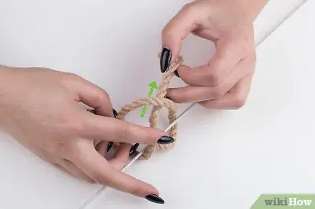 Image titled Tie a Painter Hitch Step 5