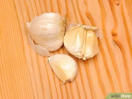 Image titled Make Garlic Juice Step 1
