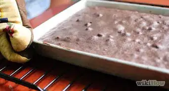 Make a Spongy Chocolate Cake