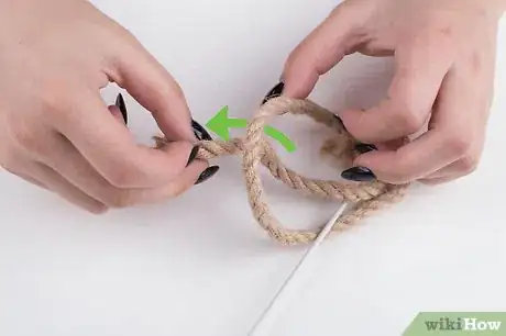 Image titled Tie a Painter Hitch Step 4