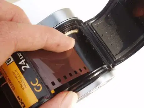 Image titled Inserting_film_into_take up_spool_572