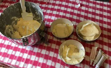 Image titled Cat_Themed_Cupcakes_Frosting.jpeg