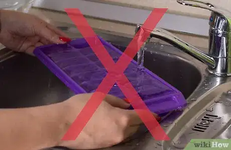 Image titled Remove Ice Cubes From a Tray Step 5