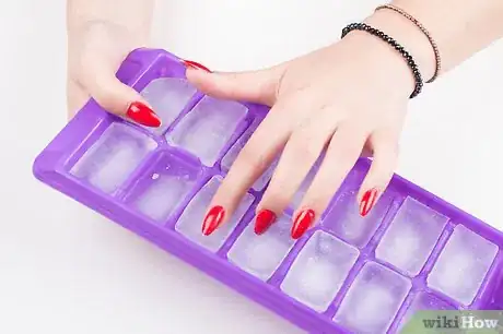 Image titled Remove Ice Cubes From a Tray Step 3