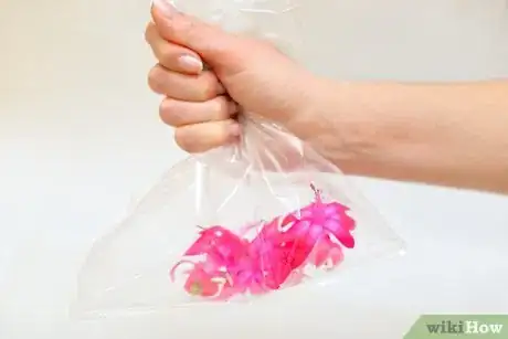 Image titled Dress Up a Salad with Edible Flowers Step 3