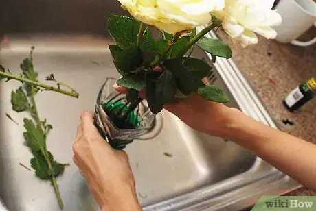 Image titled Tint Flowers Step 5