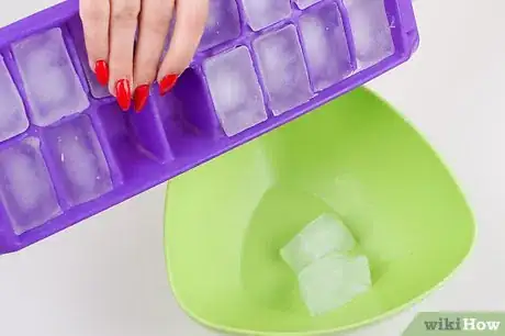 Image titled Remove Ice Cubes From a Tray Step 4