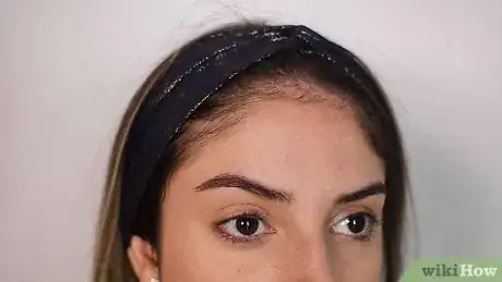 Image titled Apply Eyeshadow in Your Crease Step 3