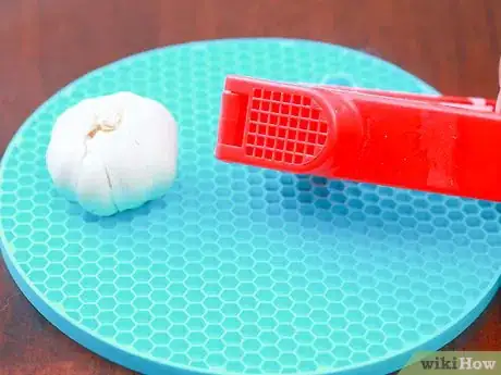 Image titled Peel a Head of Garlic Step 8