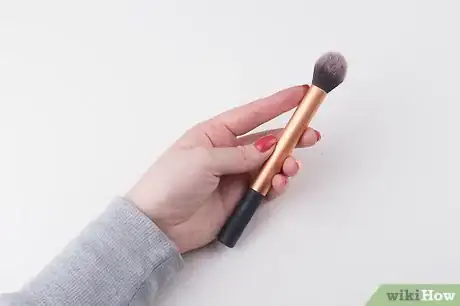 Image titled Apply Eyeliner to Another Person Step 8