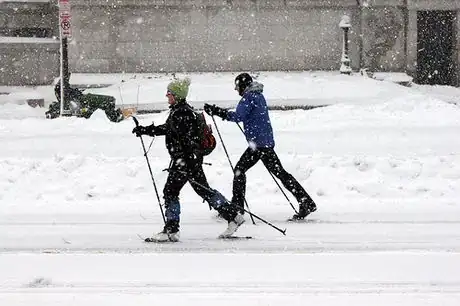 Image titled 2010 02 06   1091   Washington DC   Skiers on Pennsylvania Ave 7906