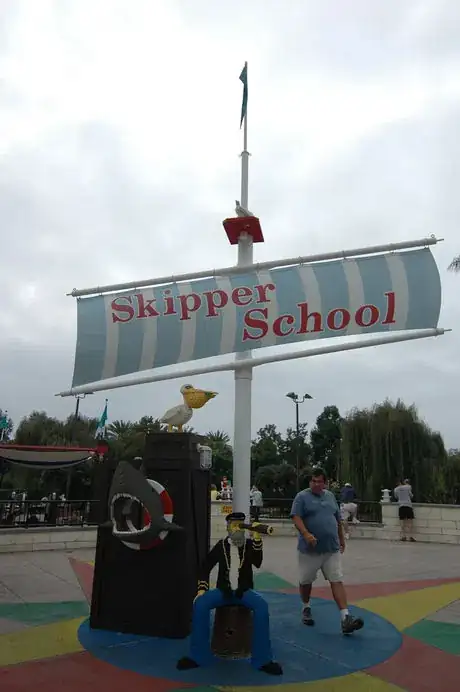 Image titled Legoland  Skipper School