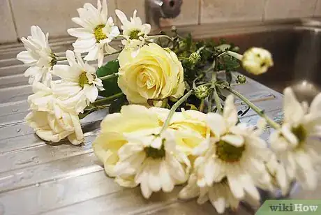 Image titled Tint Flowers Step 1