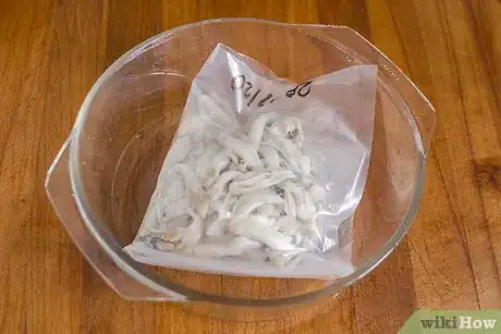 Image titled Freeze Razor Clams Step 13