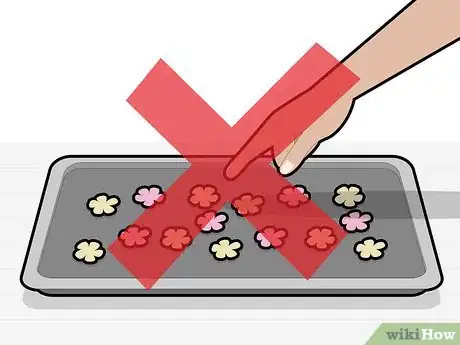 Image titled Store Gumpaste Flowers Step 3