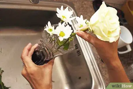 Image titled Tint Flowers Step 4