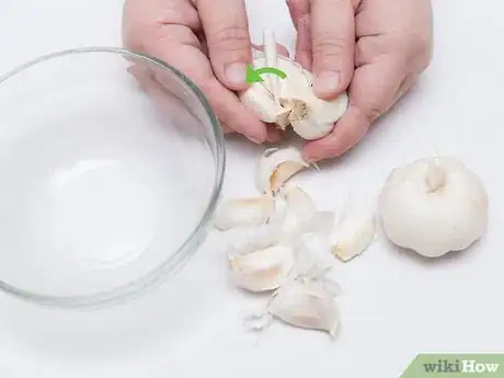 Image titled Make Garlic Powder Step 1