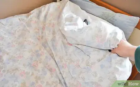 Image titled Do a Fast, Deep Clean for Your Bedroom Step 3