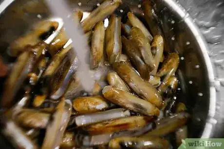 Image titled Cook Razor Clams Step 1