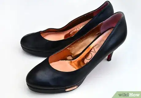 Image titled Make Glitter Pumps Step 1