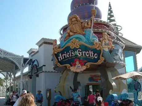 Image titled Ariels Grotto Restaurant at California Adventure
