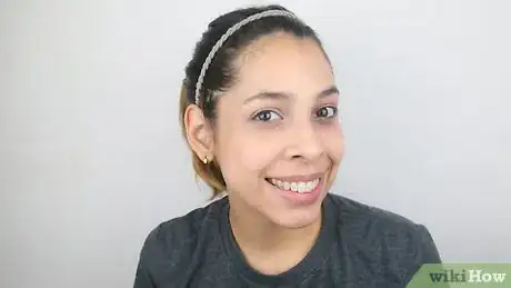 Image titled Do Gradient Smokey Eye Makeup Step 4