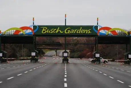 Image titled Busch_Gardens_Williamsburg_Main_Gate