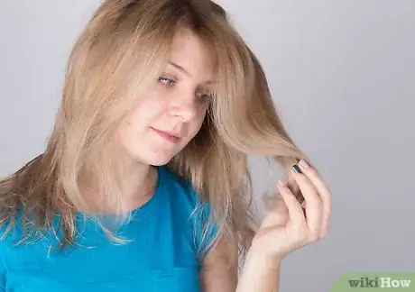 Image titled Achieve a Messy Hair Effect Step 1