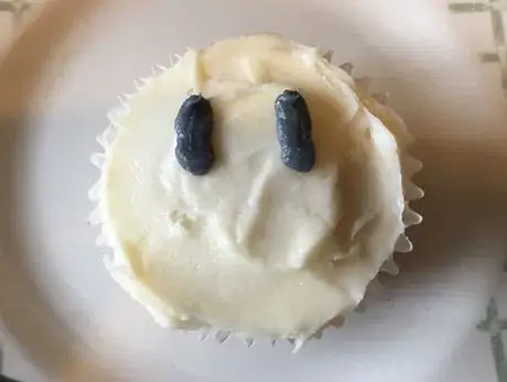 Image titled Cat_Themed_Cupcakes_Eyes.jpeg
